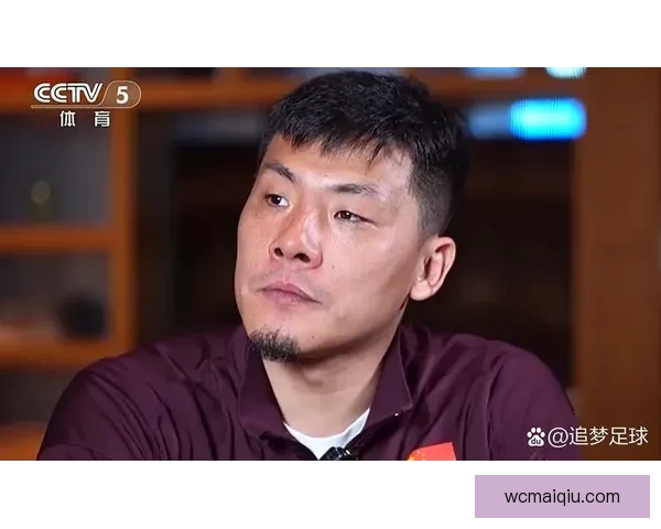 瞪眼怒骂球迷又肘击染红37岁前国脚遭中超球队撤销队长职务风波持续